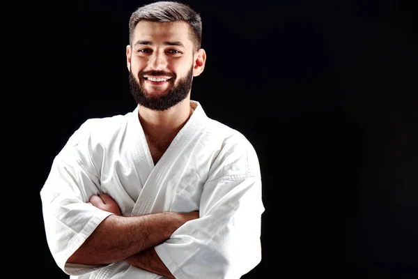 Retrato Homem Barbudo Sorridente Quimono Com Braços Cruzados Contra Fundo — Fotografia de Stock