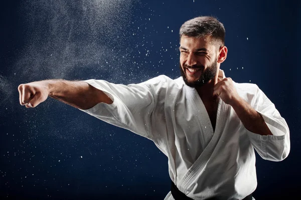 Karate Man Kimono Slå Handen Blå Bakgrund — Stockfoto