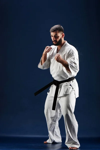 Hombre Descalzo Kimono Blanco Con Cinturón Negro Pie Postura Lucha — Foto de Stock
