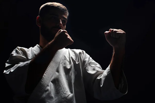 Stronie Widok Mistrz Karate Sobie Białe Kimono Walki Postawy Pozowanie — Zdjęcie stockowe