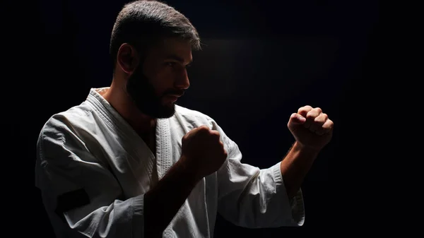 Vista Lateral Del Maestro Karate Usando Kimono Blanco Postura Lucha — Foto de Stock