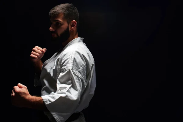 Master Karate Mengenakan Kimono Putih Dalam Pertempuran Sikap Berpose Latar — Stok Foto