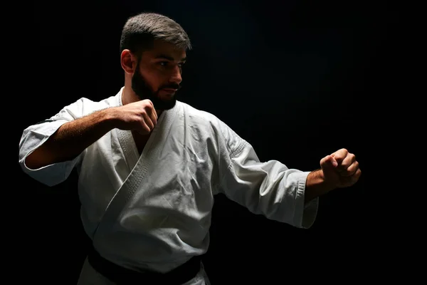 Samping Tampilan Master Karate Mengenakan Kimono Putih Dalam Pertempuran Sikap — Stok Foto