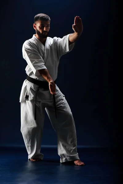 Karate Uomo Kimono Posizione Combattimento Sfondo Nero — Foto Stock