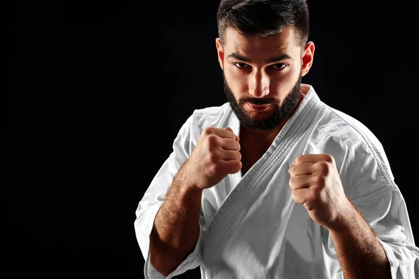 Alvorlig Karate Mand Hvid Kimono Kigger Kameraet Mens Står Kampstilling - Stock-foto