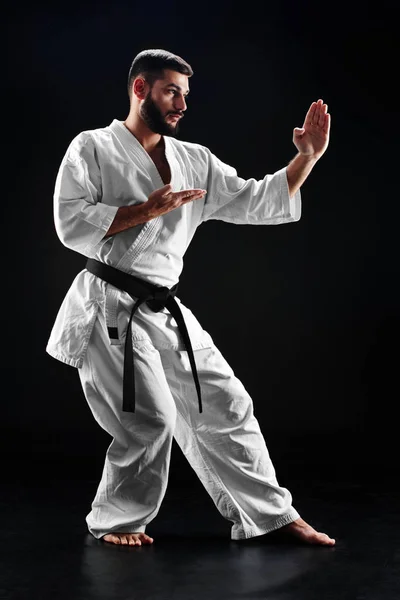 Karate Hombre Kimono Postura Lucha Sobre Fondo Negro — Foto de Stock