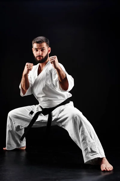 Karate Hombre Kimono Postura Lucha Sobre Fondo Negro — Foto de Stock