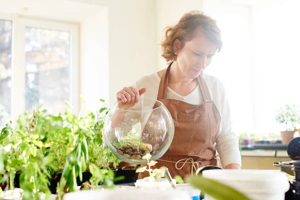 Femme Cultivateur Remplissage Pot Verre Avec Terre Gros Plan — Photo