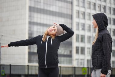 İki sporcular sokağa çalışmaları gerçekleştirme 