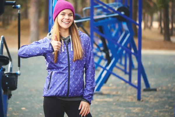 Portrait Young Woman Athlete Sportswear Showing Thumb While Standing Outdoor — Stock Photo, Image