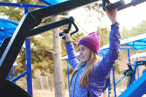 Ritratto Giovane Atleta Che Lavora Attrezzature Sportive Nel Parco Giochi — Foto Stock