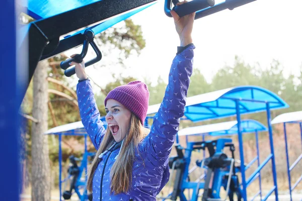 Ritratto Giovane Atleta Che Lavora Attrezzature Sportive Nel Parco Giochi — Foto Stock