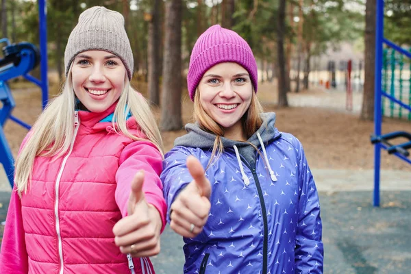 Due Amici Elegante Abbigliamento Sportivo Che Mostrano Pollici Mentre Piedi — Foto Stock