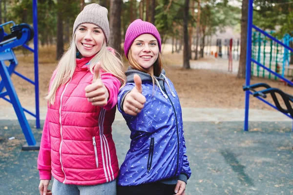 Due Amici Elegante Abbigliamento Sportivo Che Mostrano Pollici Mentre Piedi — Foto Stock