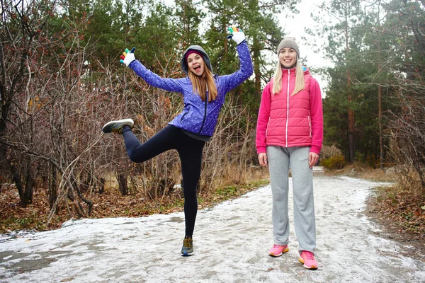 Funny Friends Wearing Warm Clothes Enjoying Winter Park — Stock Photo, Image