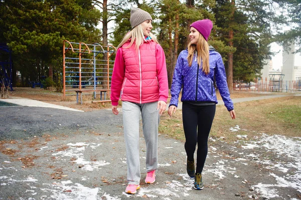 Dwie Kobiety Sportowej Chodzenie Plac Zabaw Parku — Zdjęcie stockowe