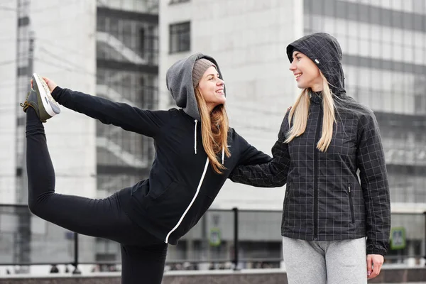 Due Atlete Che Eseguono Esercizi Strada Concetto Stile Vita Sano — Foto Stock