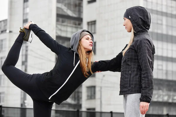 Duas Atletas Realizando Exercícios Rua Conceito Estilo Vida Saudável — Fotografia de Stock