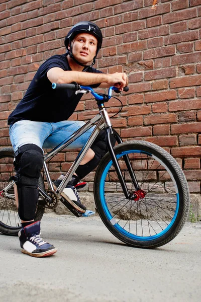 Cycler Sitting Bicycle While Leaning Hands Handlebars Street — Stock Photo, Image