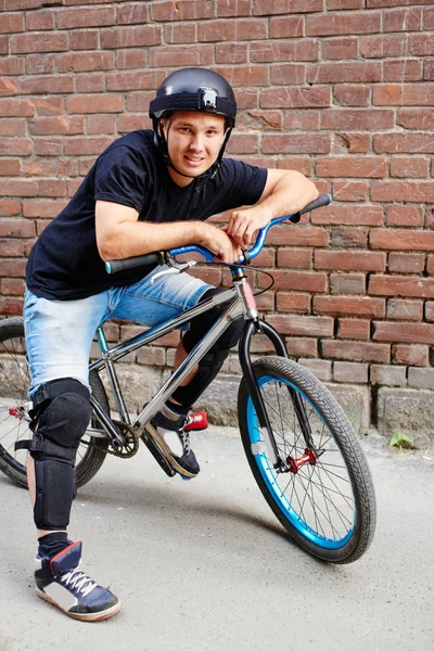 Cycler Sitting Bicycle While Leaning Hands Handlebars Street — Stock Photo, Image