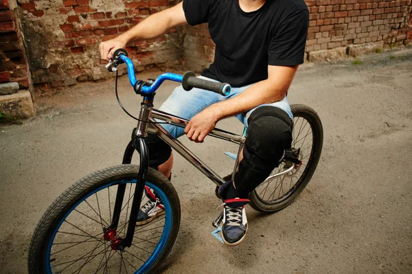 Cyclist Sitting Cycle Side Street Red Brick Building Background — Stock Photo, Image