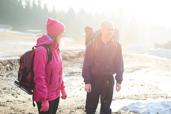 Mann Und Frau Mit Rucksäcken Auf Dem Rücken Stehen Sonnigen — Stockfoto