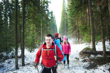 Erkek backpacker Bahar Orman yürüyüş arkadaş grubu 