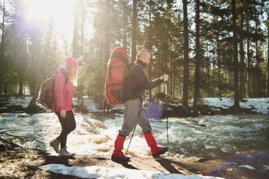 bahar orman içinde akan nehri yakınında yürüyüş backpackers 