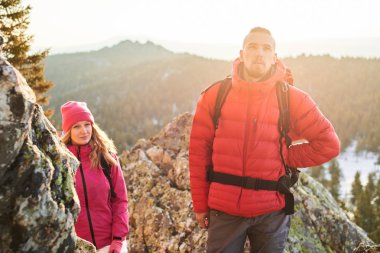 yürüyüşçüler Turistik arka çantalar güneşli dağın tepesinde duran sırt ile 