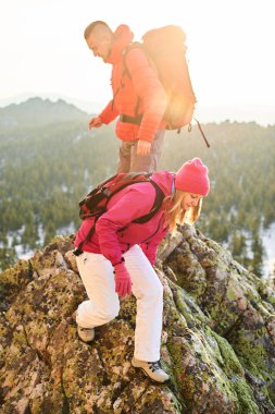 turist kadın ve adam cliff taş geliyor oluşan grup