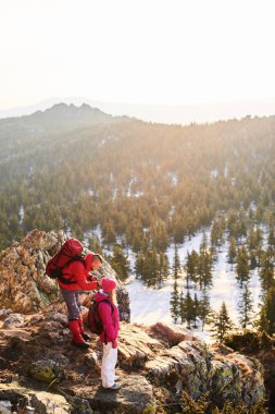 turist tripod dağın zirvesinde fotoğraflarla yapıyor grup 