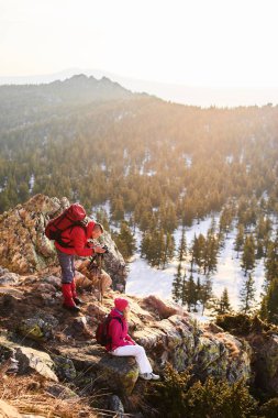 turist tripod dağın zirvesinde fotoğraflarla yapıyor grup 