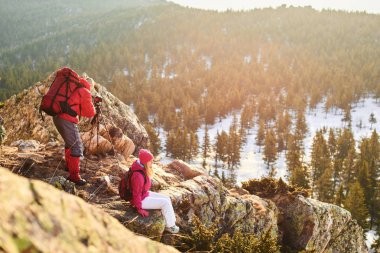 turist tripod dağın zirvesinde fotoğraflarla yapıyor grup 
