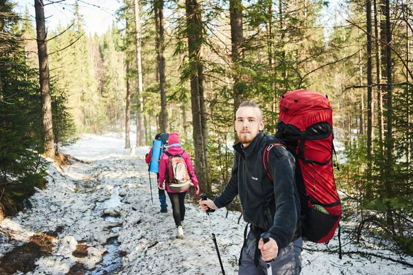 Mężczyzna Backpacker Znajomym Spacery Lesie Wiosna — Zdjęcie stockowe