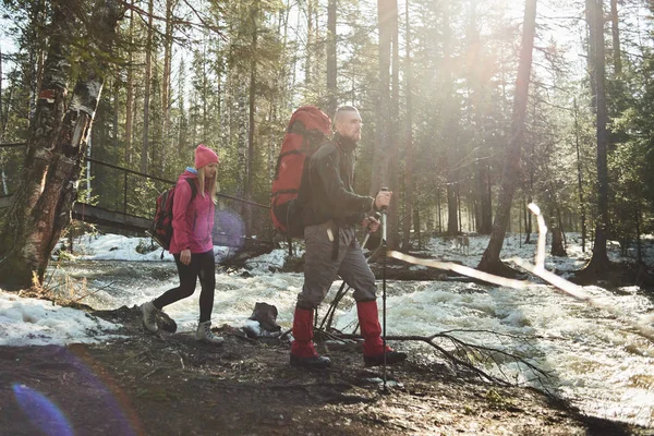 徒步旅行的背包客漫步在春天森林里的小河边 — 图库照片