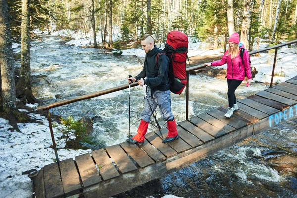 turist turistik arka çantalar ahşap köprü Nehri yürüyüş ile 