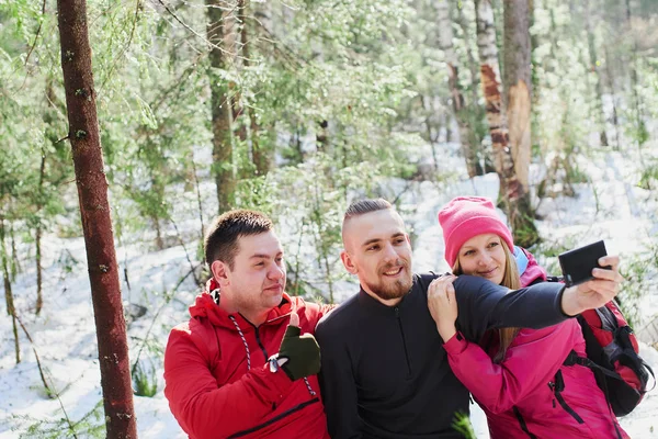 Touristengruppe Macht Bei Sonnigem Wetter Selfies Wald — Stockfoto
