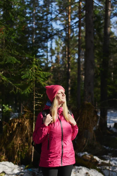 Blondynka Różowy Kapelusz Płaszcz Plecakiem Lesie Wiosna — Zdjęcie stockowe