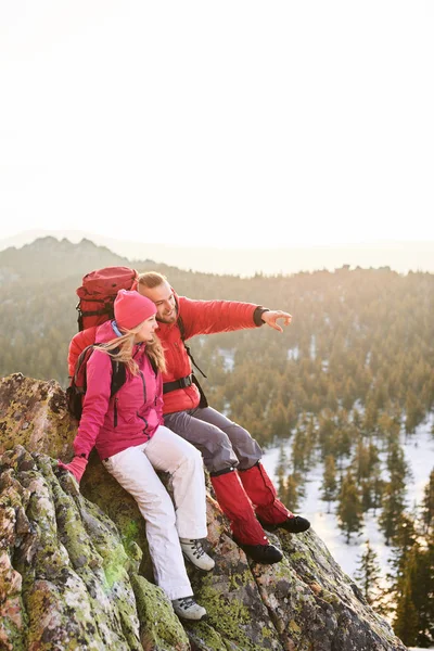 Man Pointing Forward While Sitting Woman Top Mountain — Stock Photo, Image