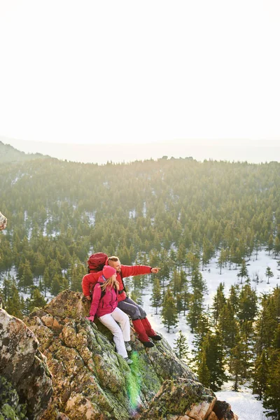 Man Pointing Forward While Sitting Woman Top Mountain — Stock Photo, Image