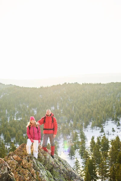 Erkek ve kadın turist ile dağın tepesinde duran sırt çantaları
