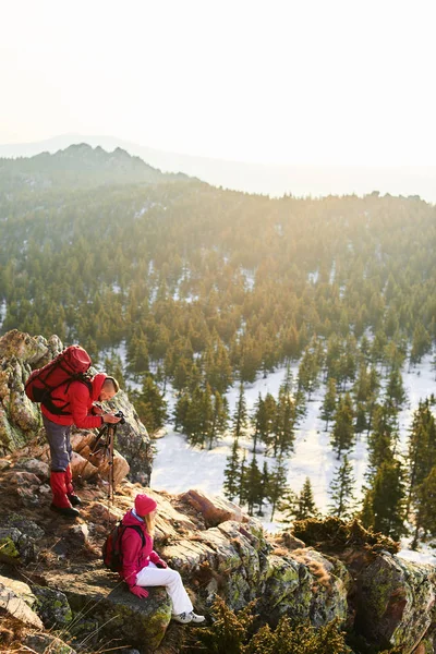 Group Tourists Doing Photos Tripod Top Mountain — Stock Photo, Image