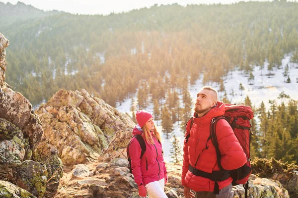 Male Female Tourists Backpacks Standing Top Mountain — Stock Photo, Image