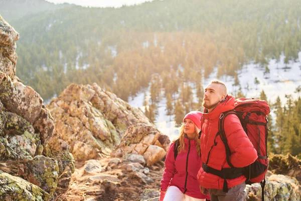 Male Female Tourists Backpacks Standing Top Mountain — Stock Photo, Image