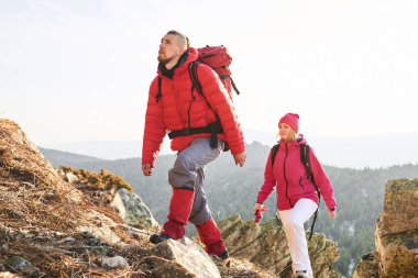 adam arka plan üzerinde Dağları ile yamaç tırmanışı kadınla 