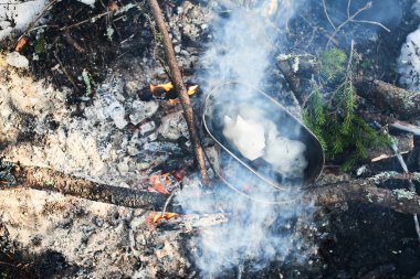 tencerede yangın, yakın çekim, zam kavramı üzerinde eriyen kar   
