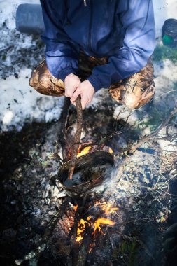 kaynar su ormandaki şenlik ateşi ile adam