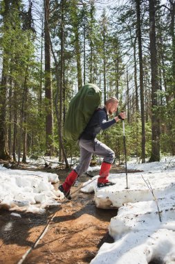 Polonyalılar ve orman akışında arka kapısı üzerinde büyük sırt çantası ile erkek fiyatı