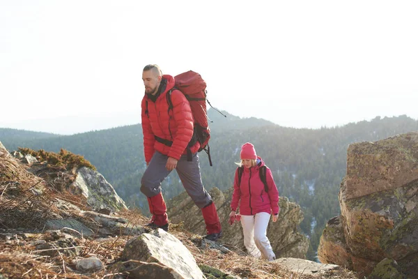 Verliebtes Touristenpaar Klettert Bei Sonnigem Wetter Hang Zwischen Bergen — Stockfoto