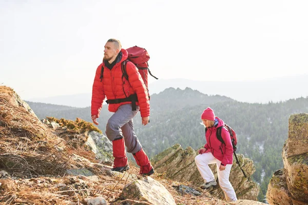 Tourist Couple Love Climbing Hillside Mountains Sunny Day — Stock Photo, Image